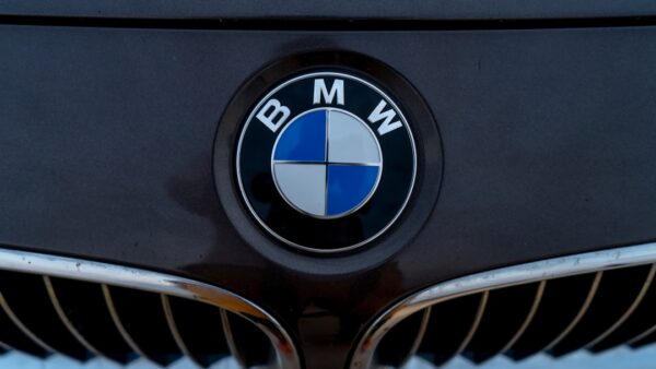 Résultats en chute libre : BMW va supprimer 8 000 emplois et confier son avenir technologique à Qualcomm