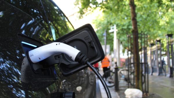 Cette citadine électrique à 20 990 € a un équipement spectaculaire pour battre la Renault 5