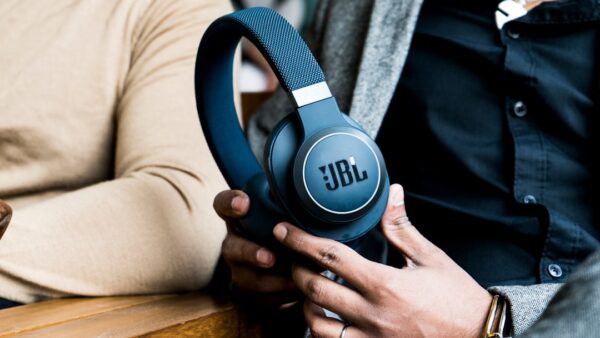 Darty brade ce casque JBL avec ANC et 76 heures d’autonomie à moins de 90 euros