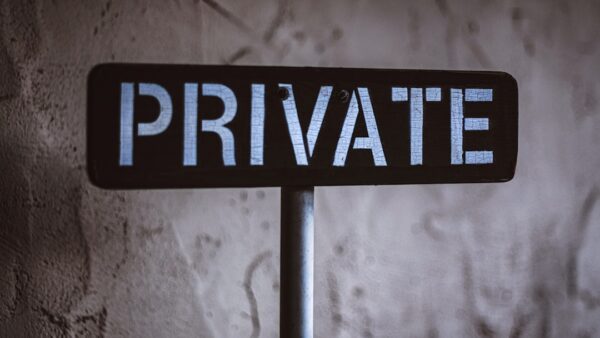 Censé masquer votre adresse IP, le relais privé d’Apple l’a laissée fuiter