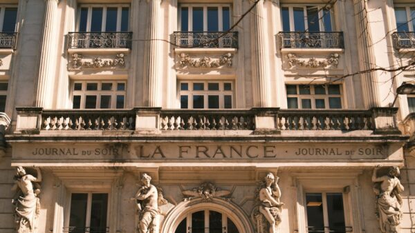 La finance traditionnelle se réorganise avec la blockchain sans être remplacée