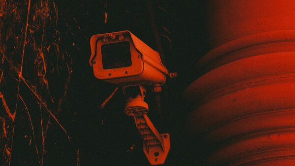 Cette caméra premium à vision nocturne couleur est à moitié prix dans ce pack incluant un panneau solaire pour l’alimenter en continu