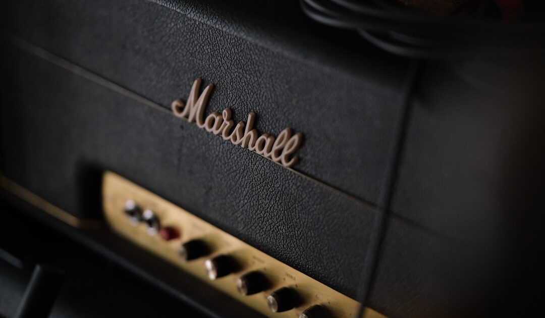 Ce pack audio Marshall (enceinte + écouteurs) est le combo parfait pour un été en musique, surtout à ce prix
