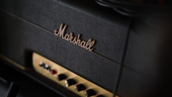 Ce pack audio Marshall (enceinte + écouteurs) est le combo parfait pour un été en musique, surtout à ce prix
