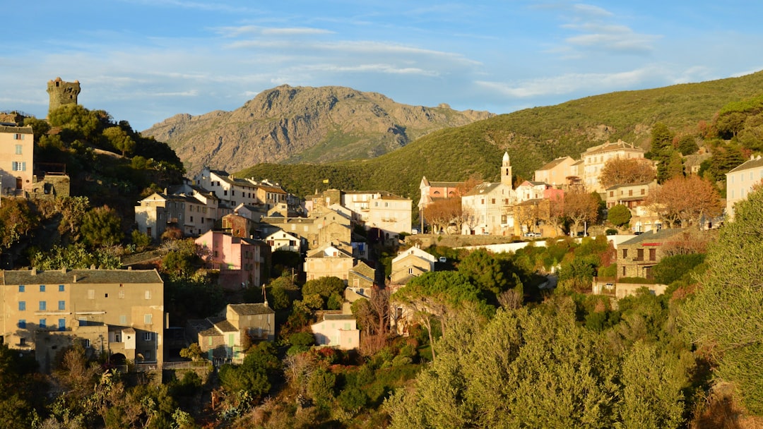 Autonomie de la Corse : essence, vin sans TVA, taxe foncière… Ces incroyables privilèges fiscaux dont bénéficie déjà l&rsquo;île