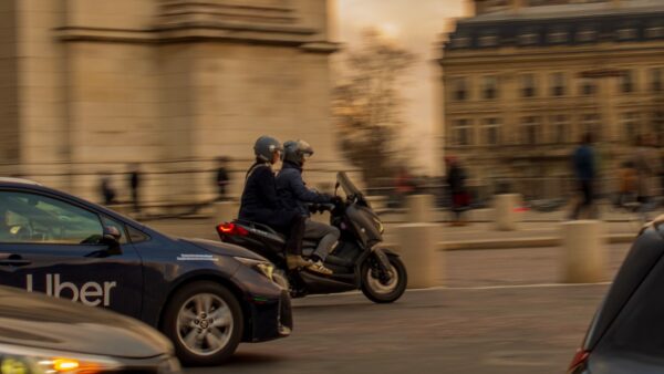 Taxer l’électrique au kilomètre pour compenser la fin de l’essence : pour ou contre ?