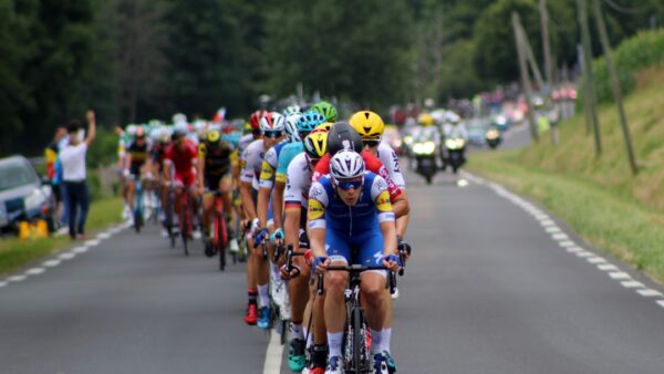 J’ai suivi la caravane du Tour de France en voiture électrique : 170 km de cols sans panne d’autonomie