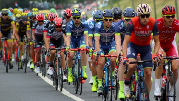 Tour de France Femmes: Vollering domine Niewiadoma à Nice et endosse le maillot jaune