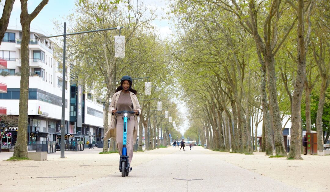 Trottinette électrique : le casque et le gilet réfléchissant deviennent obligatoires à Paris et en petite couronne
