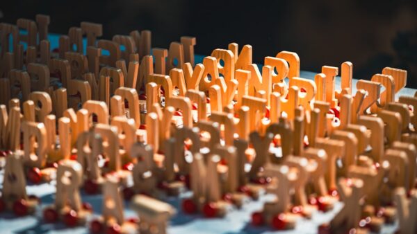 Découvrez Letter Up, notre jeu de société de la semaine, mélange de deux genres que tout oppose