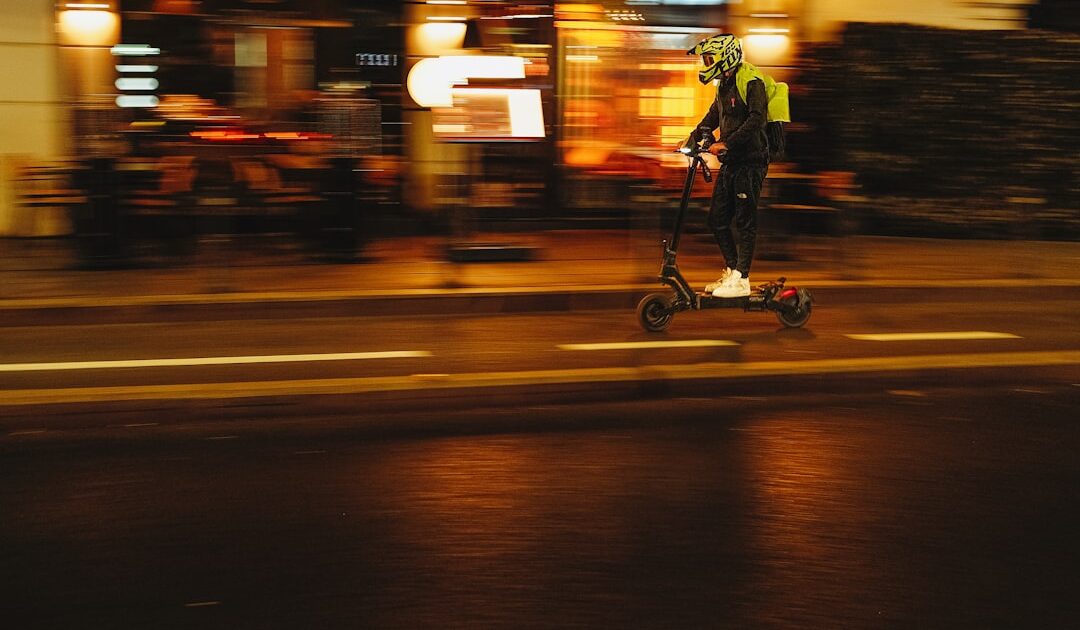 Casque et gilet fluo en trottinette, mais pas à vélo : la nouvelle absurdité des pistes cyclables franciliennes