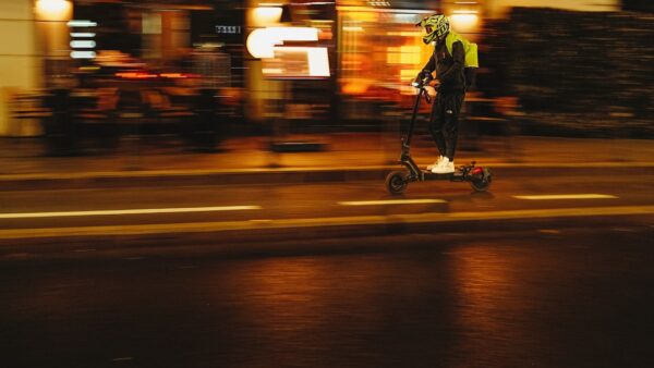 Casque et gilet fluo en trottinette, mais pas à vélo : la nouvelle absurdité des pistes cyclables franciliennes