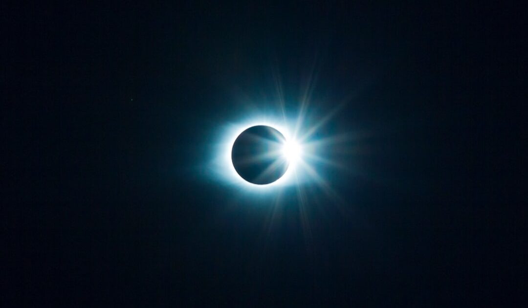 Éclipse solaire du 12 août : peut-on réutiliser ses lunettes de 2026 pour les éclipses de 2027 et 2028 ?