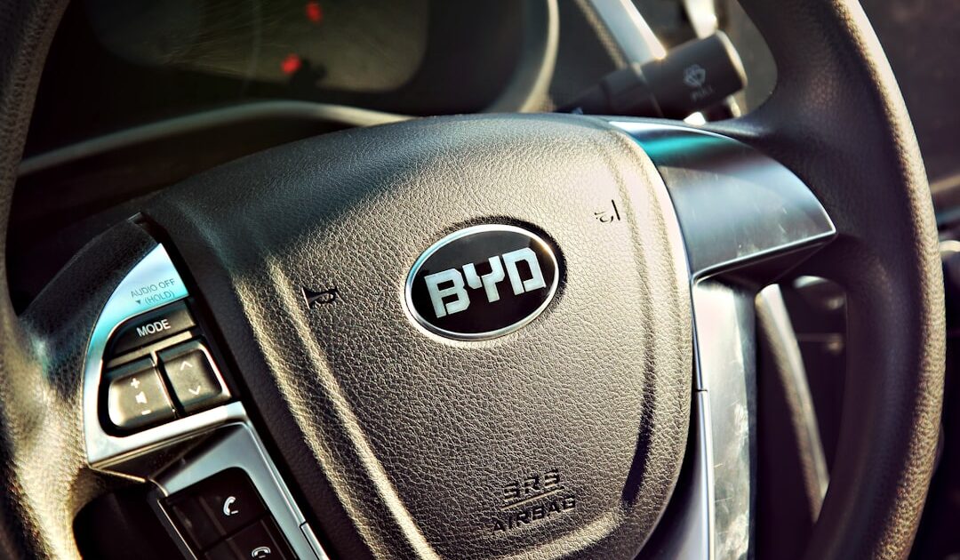 BYD réinvente l’intérieur de ses voitures : moins d’écrans, plus de fixations pour gadgets