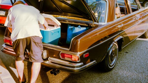 Mettre des glaçons dans le coffre avant d’une voiture électriques : la pire tendance TikTok à ne pas reproduire