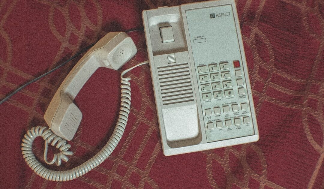 Une arnaque téléphonique piège des centaines de mairies en France