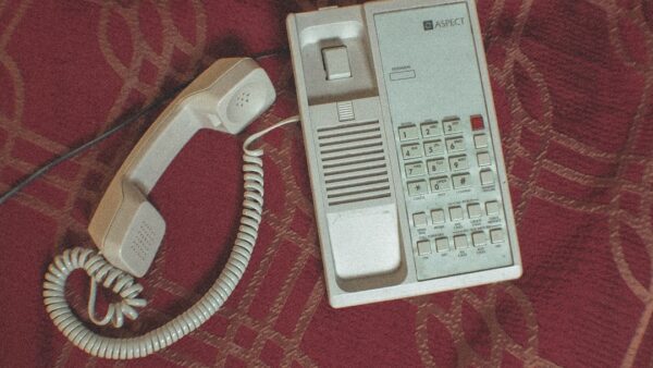 Une arnaque téléphonique piège des centaines de mairies en France