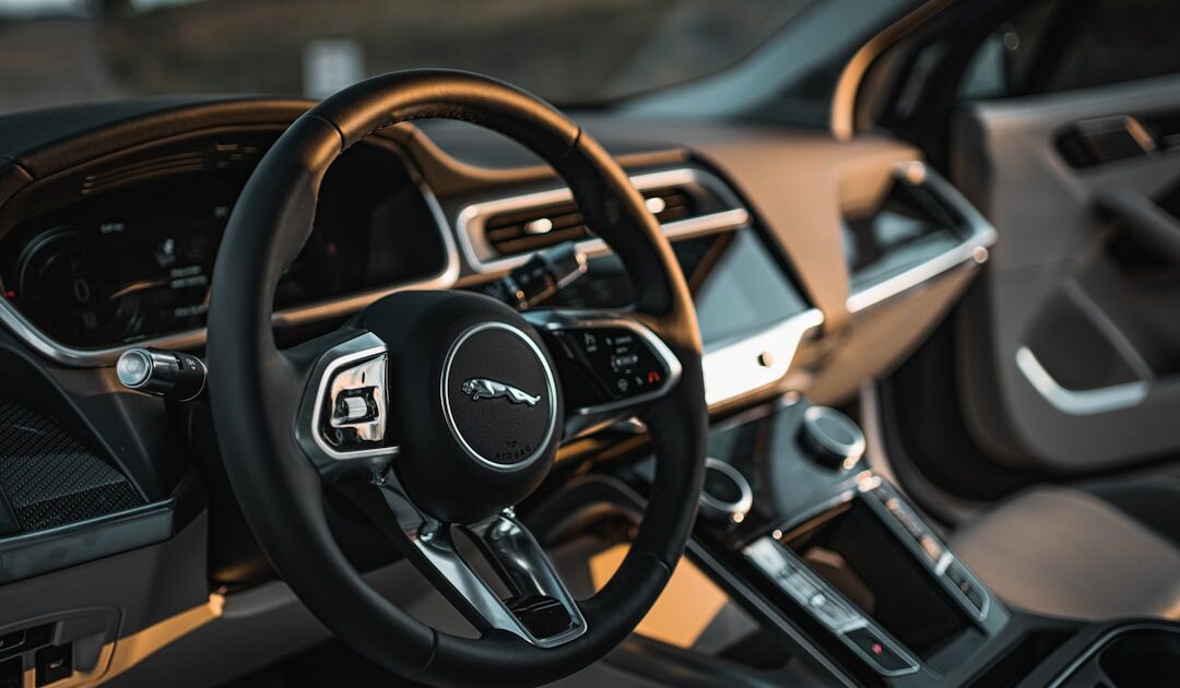Voici l’intérieur de la Jaguar Type 01 : 4 places, console traversante et zéro écran en vue
