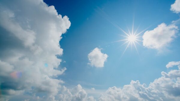 Soin ou solaire ? : Pourquoi la tendance de l’hybridation va totalement transformer votre routine de peau cet été