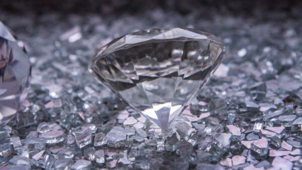 Crash des diamants : prix effondrés, De Beers en crise, que s’est-il passé ?