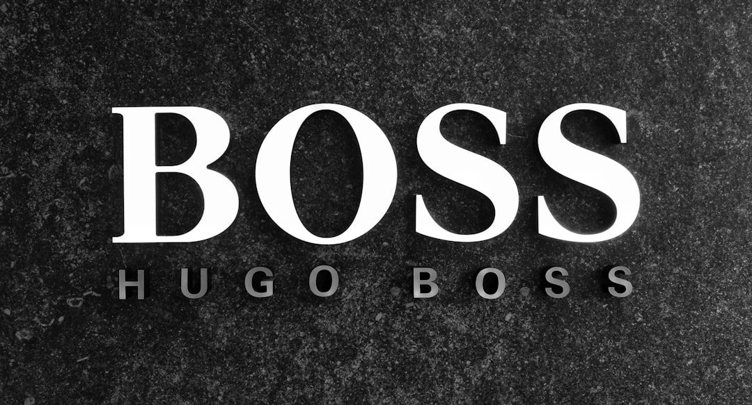 Rachat hostile chez Hugo Boss : le plan secret du roi du discount anglais pour s’offrir le fleuron allemand