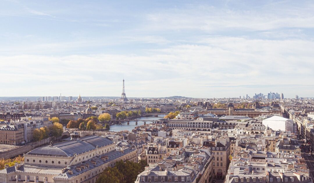 Rooftops à Paris : les meilleures adresses où dîner, boire un verre et admirer le coucher de soleil cet été