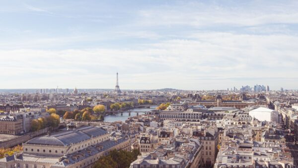 Rooftops à Paris : les meilleures adresses où dîner, boire un verre et admirer le coucher de soleil cet été