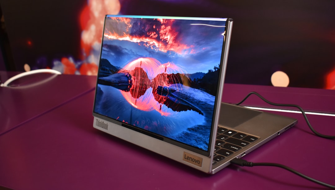 Ce laptop Lenovo cache un écran OLED de 14″ avec Core i5 et 16+512 Go pour 280 € de moins