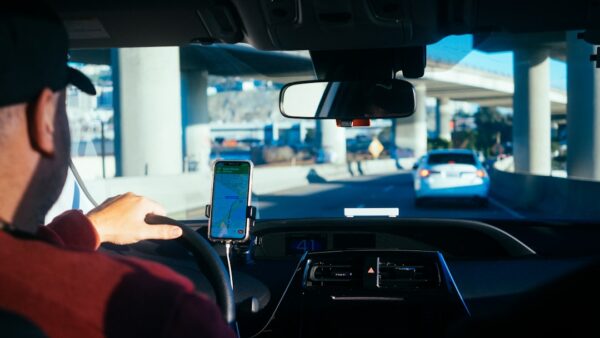 Recharger sa voiture au solaire : gadget sur la carrosserie, vraie révolution à la maison