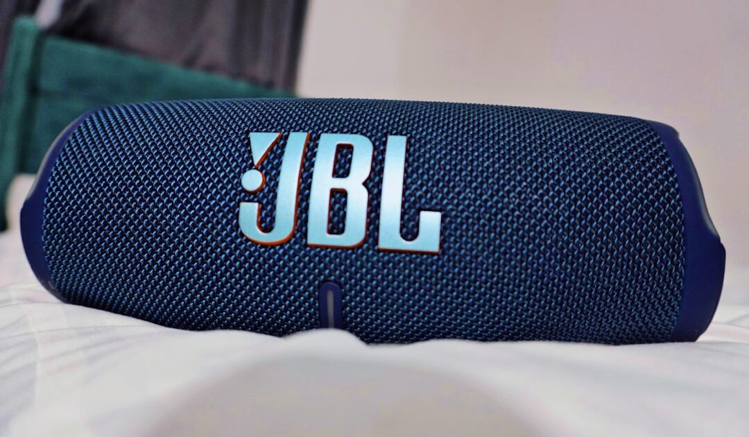 Solide et puissante, la JBL Charge 5 reste une enceinte Bluetooth que l’on recommande, surtout quand elle est à moitié prix
