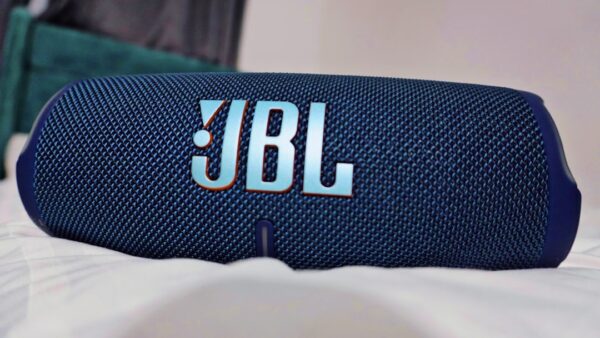 Solide et puissante, la JBL Charge 5 reste une enceinte Bluetooth que l’on recommande, surtout quand elle est à moitié prix