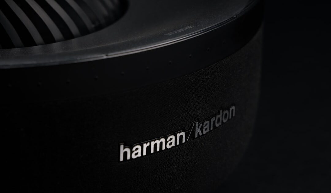 Cette nouvelle enceinte Harman Kardon de 160 W déjà à -60 € offre un son à 360° et plonge votre salon dans une ambiance hypnotique