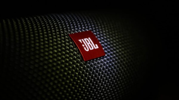 JBL : deux enceintes qui servent d’ampli