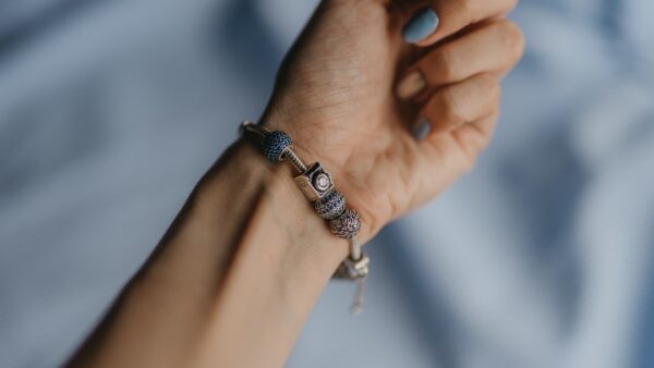 Un mystérieux bracelet connecté fantôme apparaît dans certaines publicités de Google