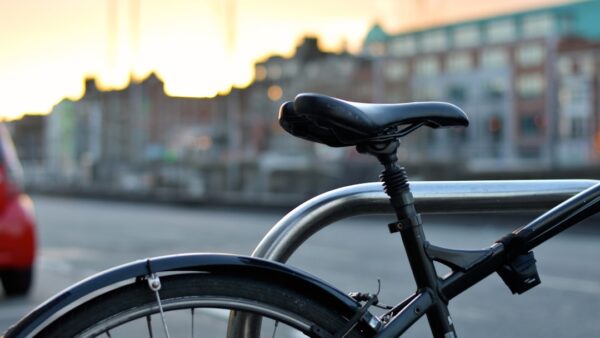 Roue, cadre et selle : ce nouvel antivol vélo 3-en-1 se la joue ultra rassurant