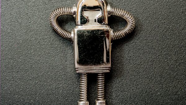 Ce petit robot change d’humeur pendant qu’il recharge votre MacBook (et il tombe à 25 €)