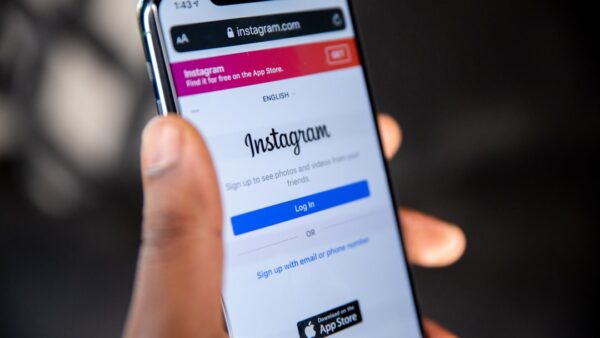 Facebook et Instagram conçus pour rendre les jeunes accros ? Meta face à un procès historique