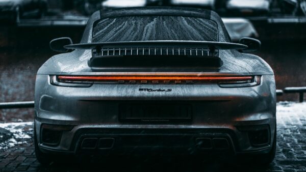 Coup de théâtre chez Porsche : la voiture électrique iconique de la marque bientôt menacée ?