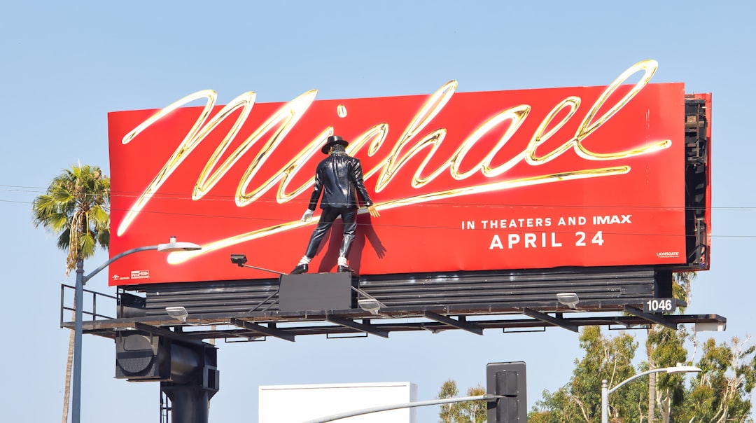 Michael 2, c’est officiel le film parlera bien des problèmes judiciaires du roi de la pop