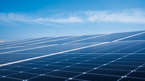 Ses panneaux solaires prennent feu : comment il a sauvé sa maison avant l’arrivée des pompiers