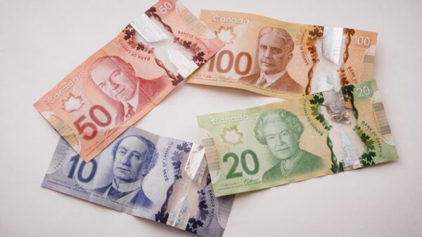 Le Canada riposte avec 20 milliards de dollars de droits de douane contre les États-Unis