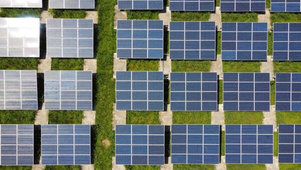 Les panneaux solaires n’ont jamais été aussi peu chers : pourquoi l’Europe hésite encore
