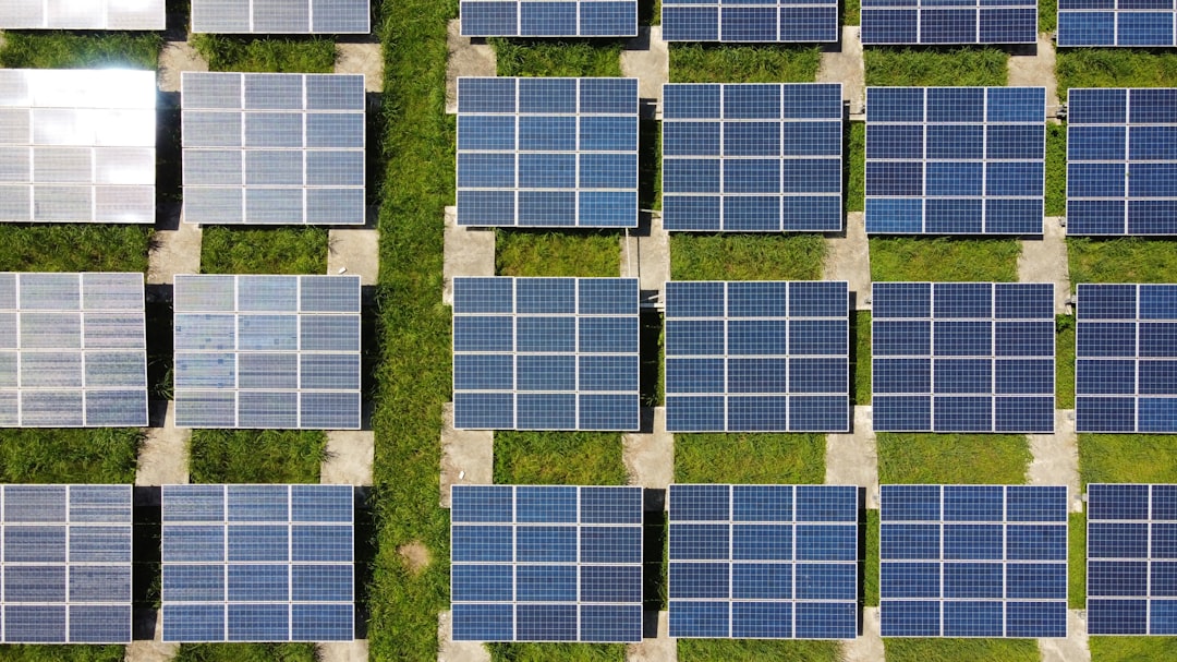 Les panneaux solaires n’ont jamais été aussi peu chers : pourquoi l’Europe hésite encore
