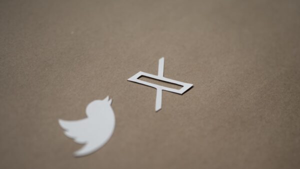 Twitter est de retour… alors que X veut lui interdire d’utiliser ce nom