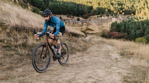 Ce vélo gravel électrique Nakamura polyvalent avec 100 km d’autonomie profite d’une remise de 400 €