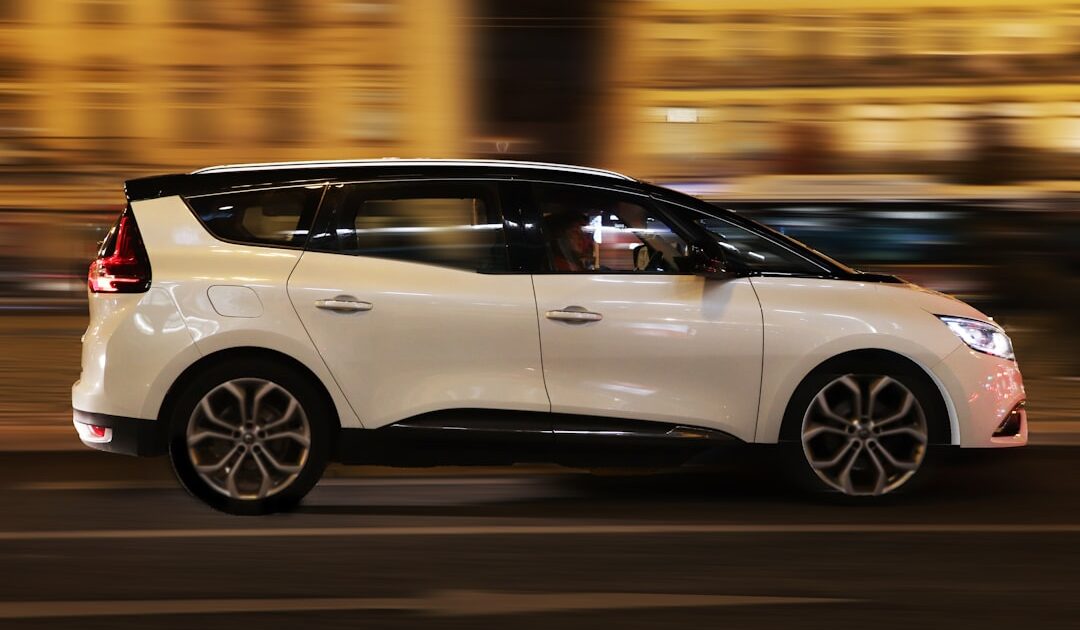 Sans changer de prix, le Renault Scénic électrique s’offre de nouvelles batteries et une recharge plus rapide