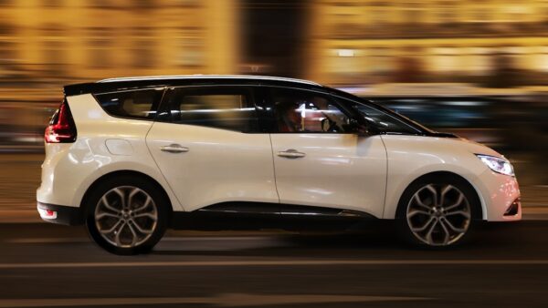 Sans changer de prix, le Renault Scénic électrique s’offre de nouvelles batteries et une recharge plus rapide