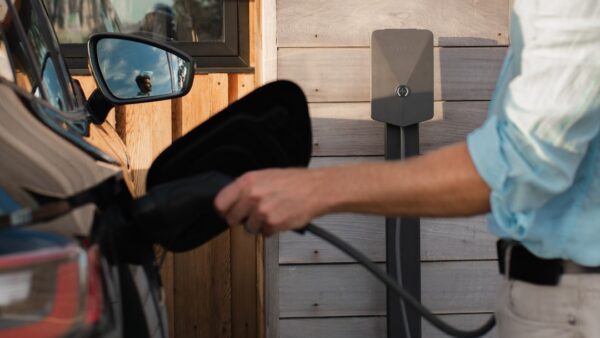 Borne de recharge à domicile : ce que la règle électrique française impose vraiment à votre installation