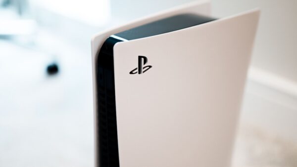 Sony lance Live TV sur PS5, un bouquet d’une centaine de chaînes gratuites financé par la publicité