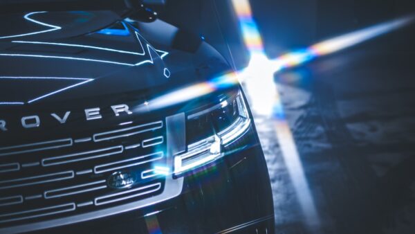 On a pris le volant du Range Rover électrique : 550 ch cachés sous un look inchangé